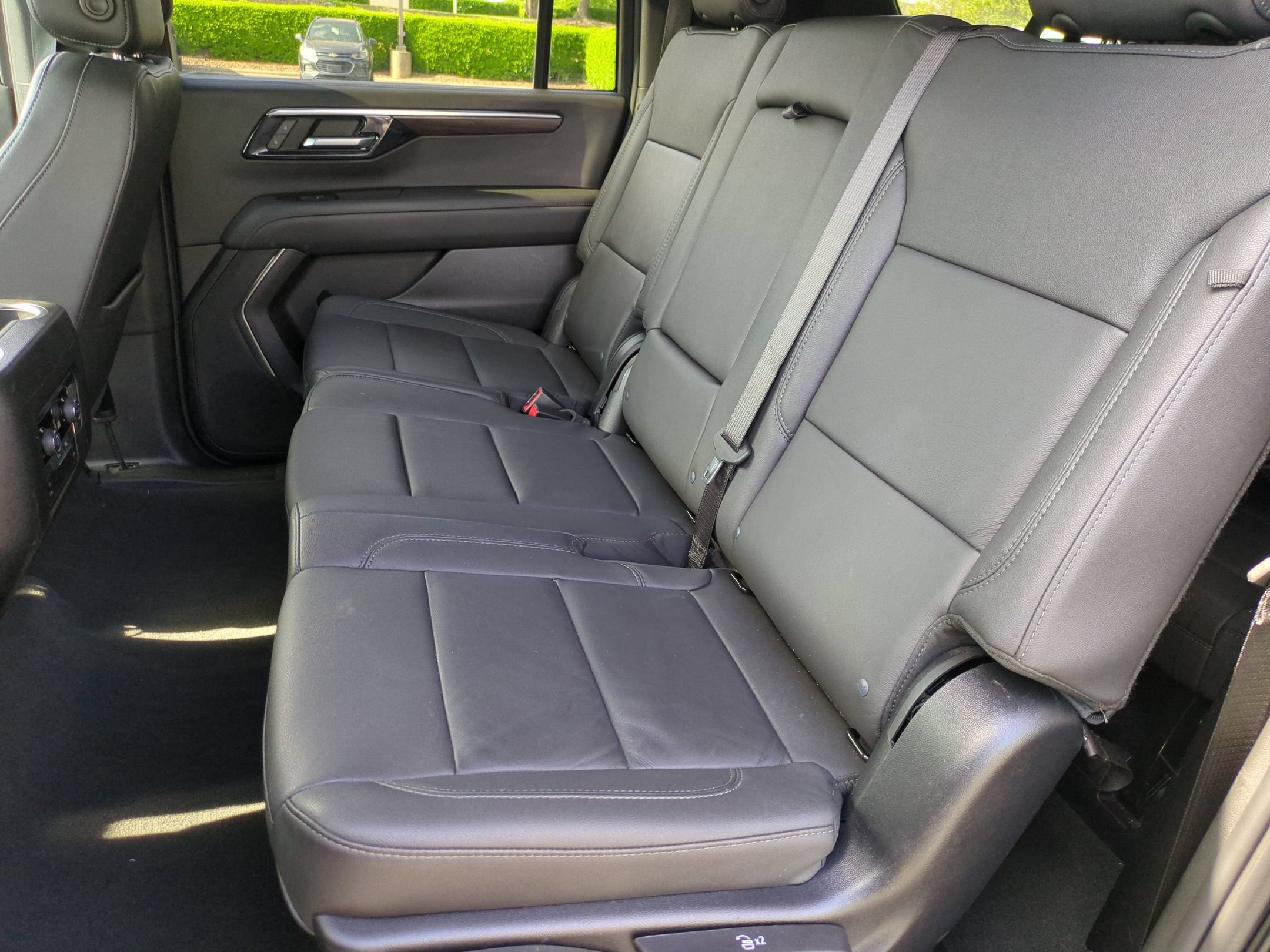 Used 2025 Chevrolet Suburban Z71 AWD/4WD image 29