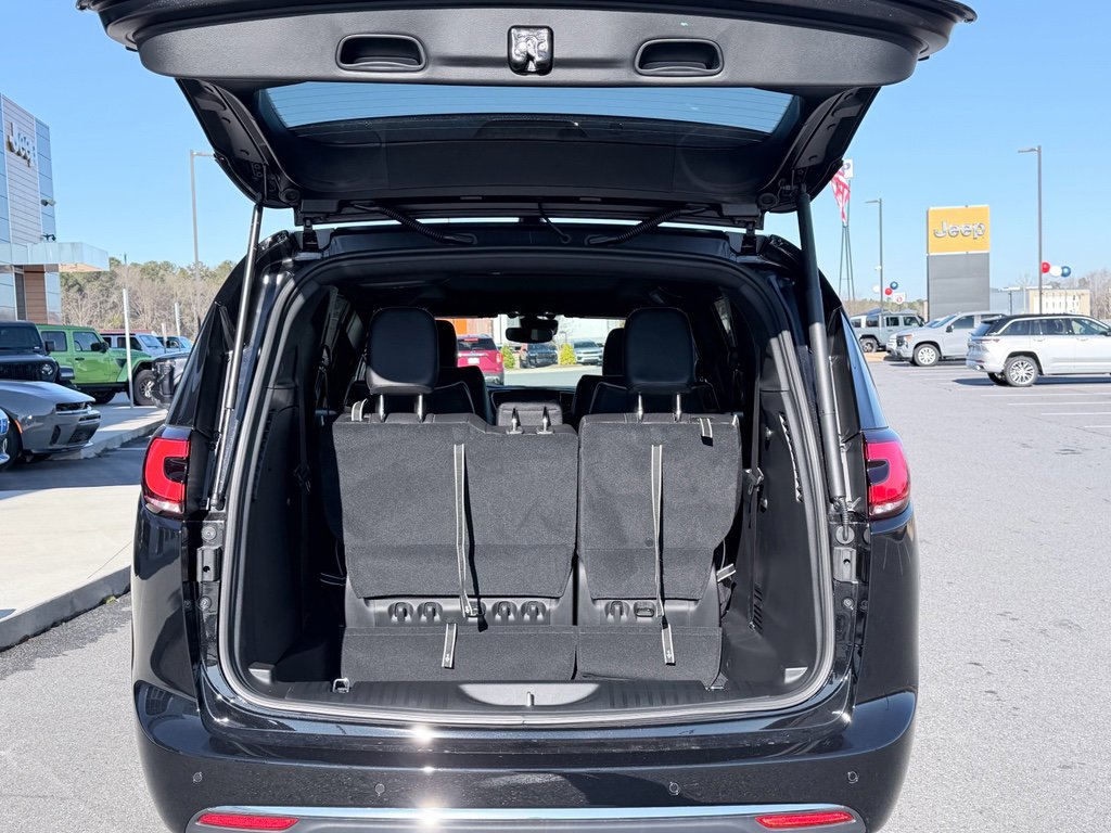New 2026 Chrysler Pacifica Limited image 8