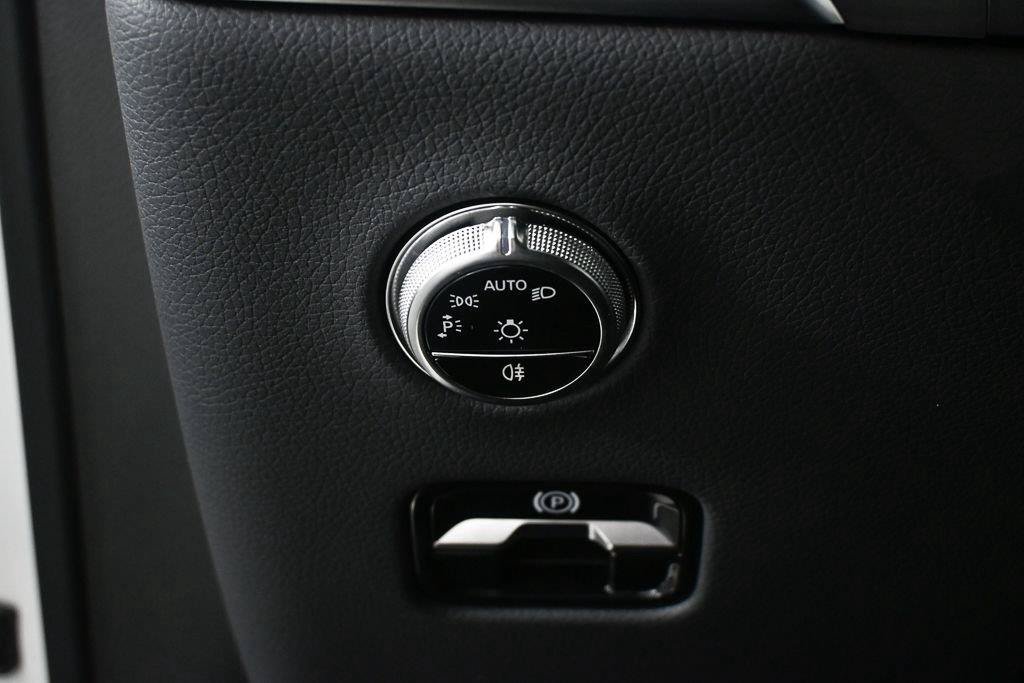 Used 2025 Mercedes-Benz GLC 300 4MATIC image 10