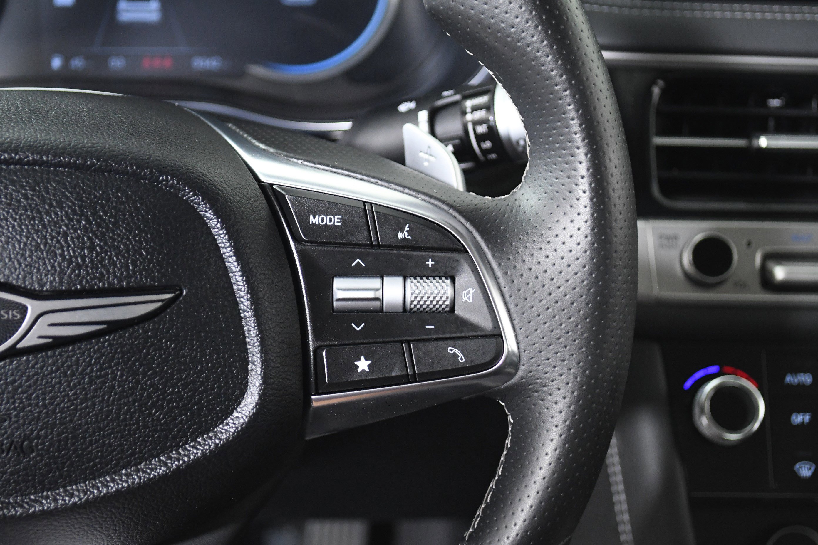 Used 2025 Genesis G70 2.5T image 13