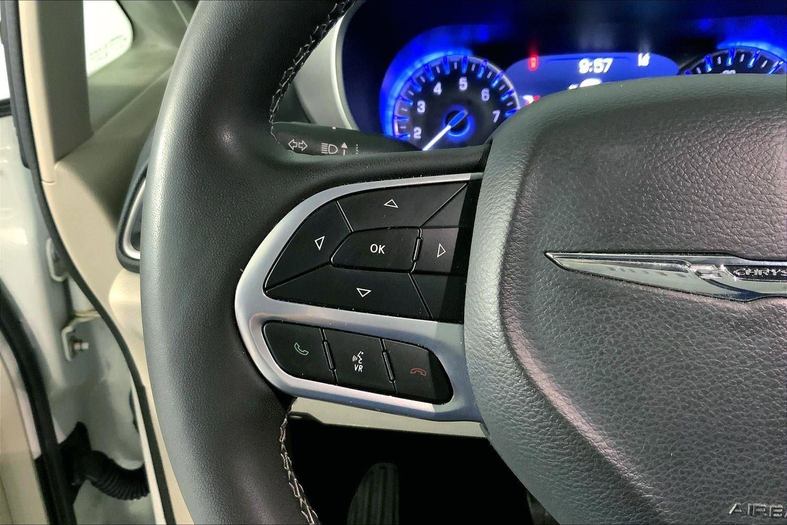 Used 2023 Chrysler Pacifica Touring-L FWD image 18