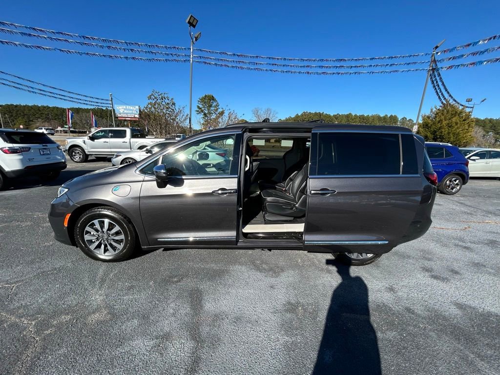 Used 2022 Chrysler Pacifica Limited w/ Uconnect Theater Family Group image 16