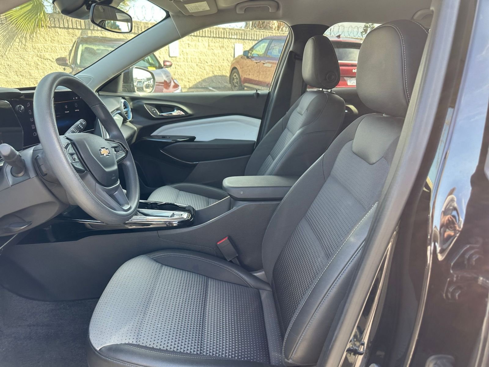 Used 2025 Chevrolet Trax LT image 25