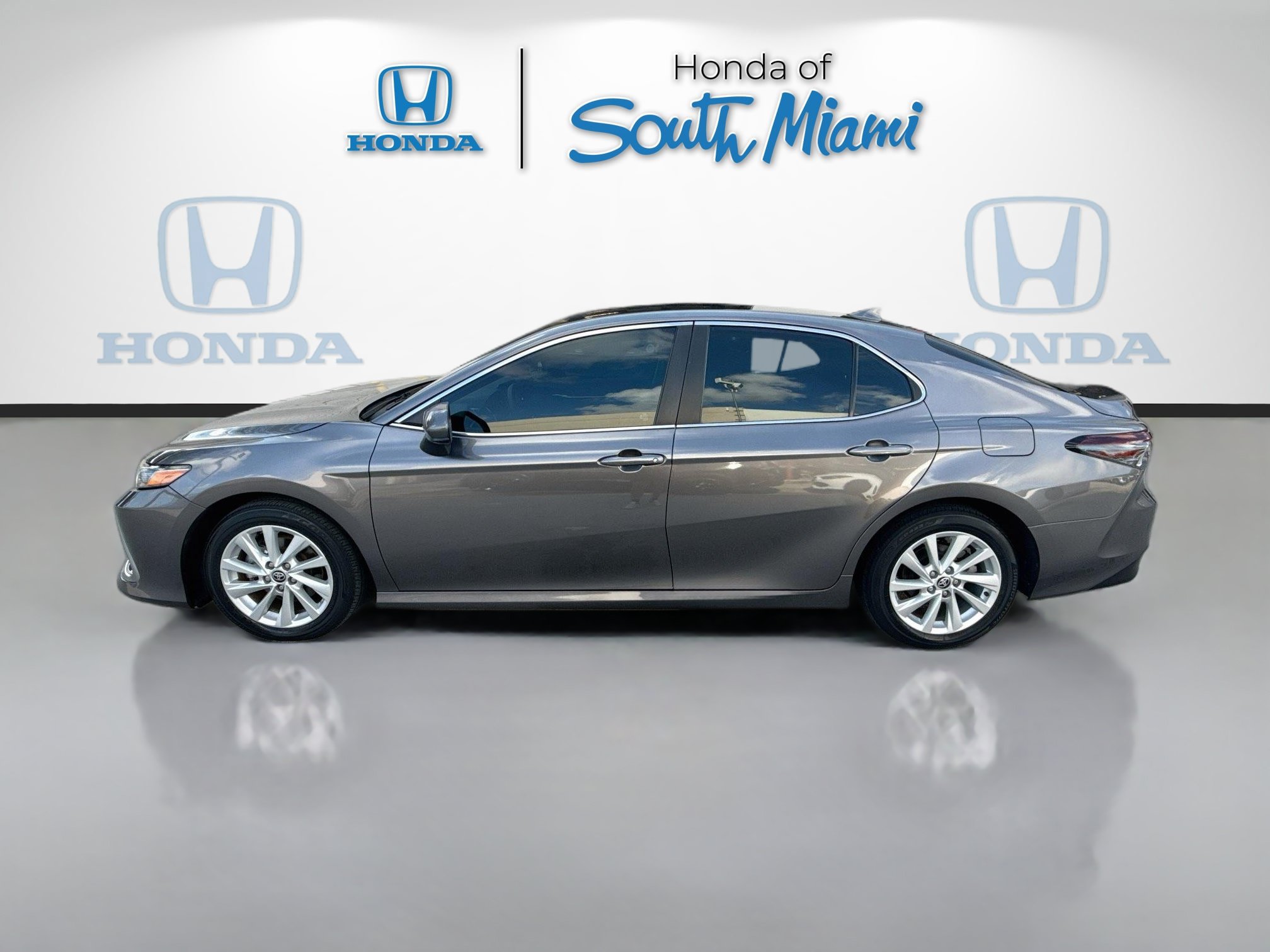 Used 2024 Toyota Camry LE FWD image 4