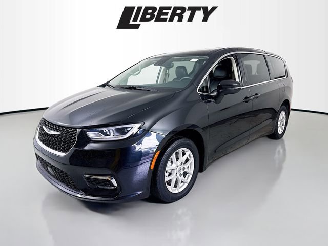 Used 2023 Chrysler Pacifica Touring-L image 3
