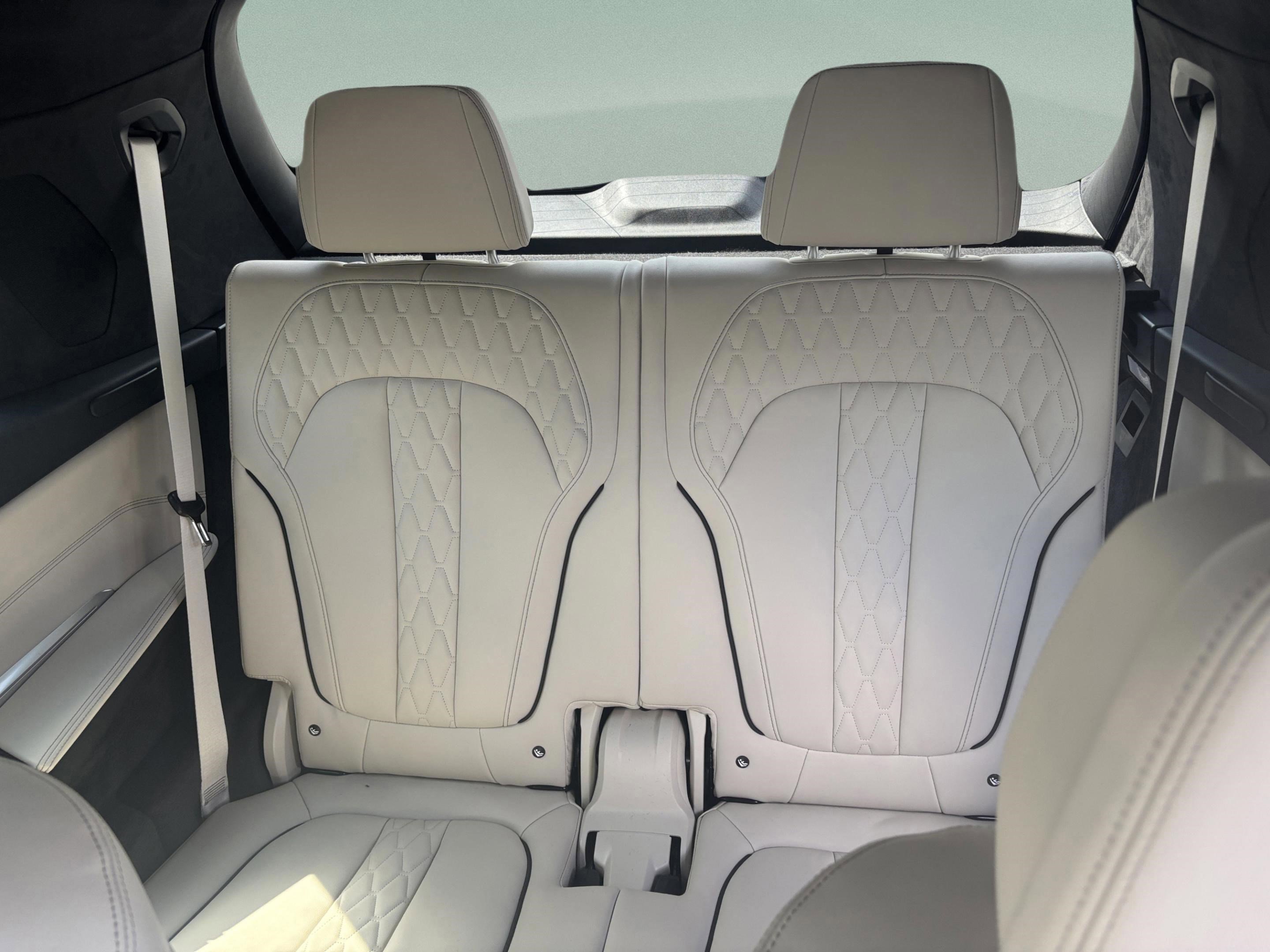 New 2026 BMW ALPINA XB7 image 32