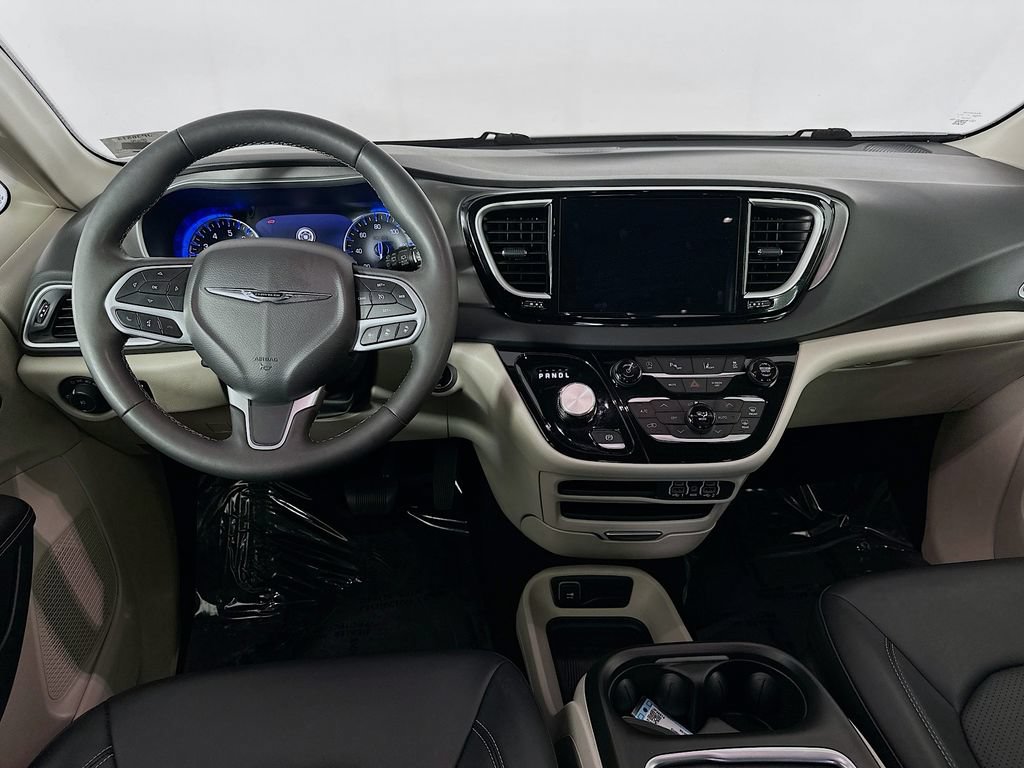 Certified 2024 Chrysler Pacifica Touring-L FWD image 32