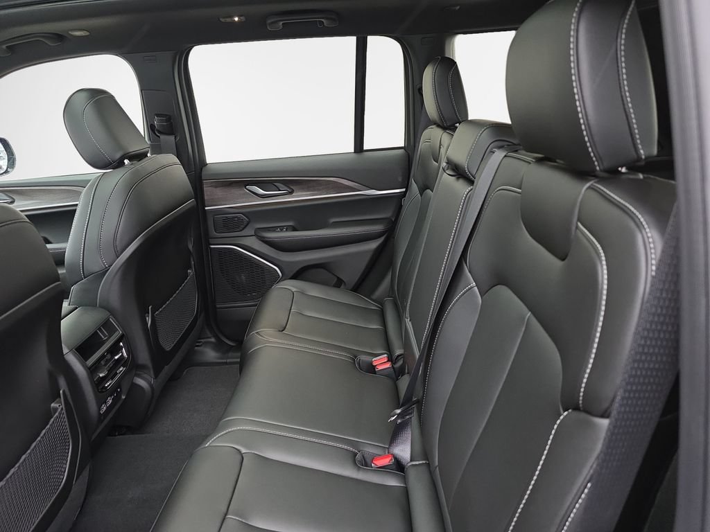 New 2025 Jeep Grand Cherokee Limited w/ Black Appearance Package AWD/4WD image 24