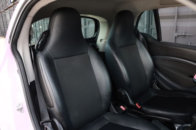 Used 2016 smart fortwo passion RWD image 15
