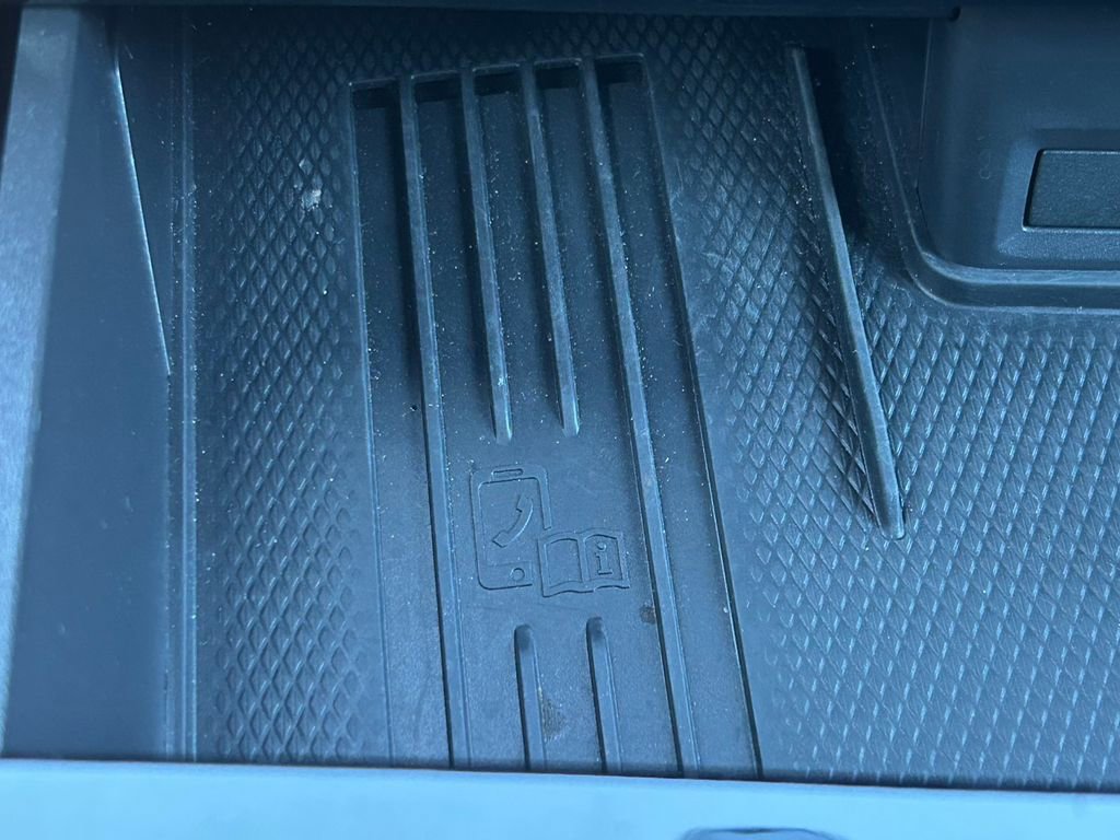 Used 2025 Volkswagen Atlas Cross Sport SE image 31