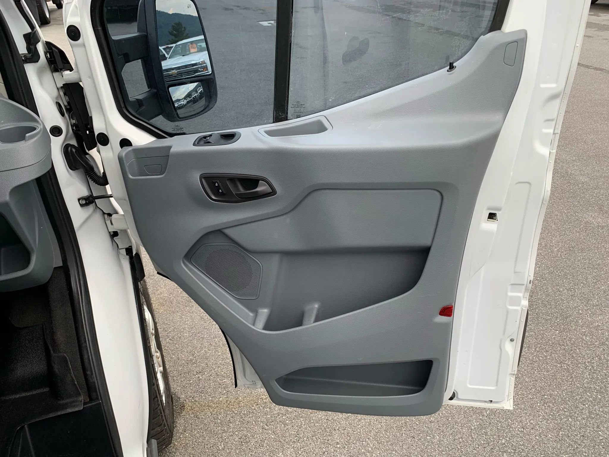 Used 2015 Ford Transit 250 130 Low Roof RWD image 23