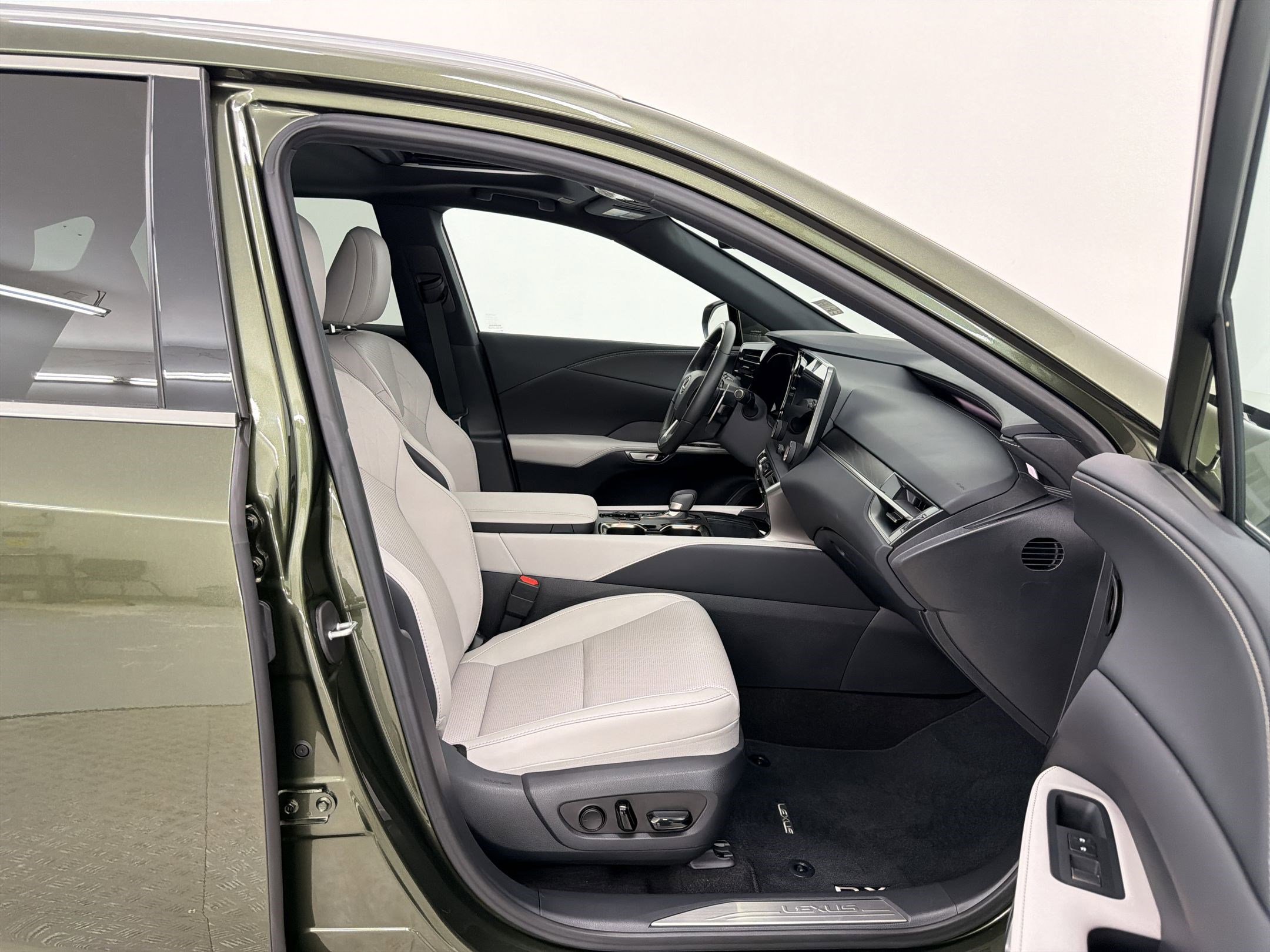 Certified 2025 Lexus RX 350 Premium Plus w/ Accessory Package (Z1) image 29