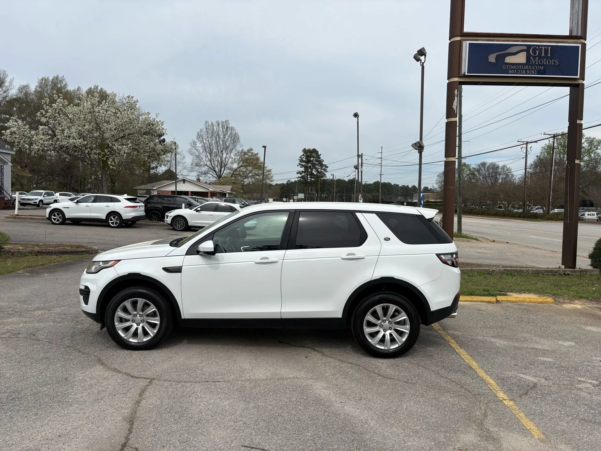 Used 2016 Land Rover Discovery Sport SE AWD/4WD image 3