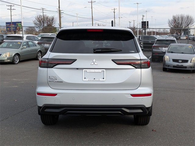 New 2025 Mitsubishi Outlander ES image 4