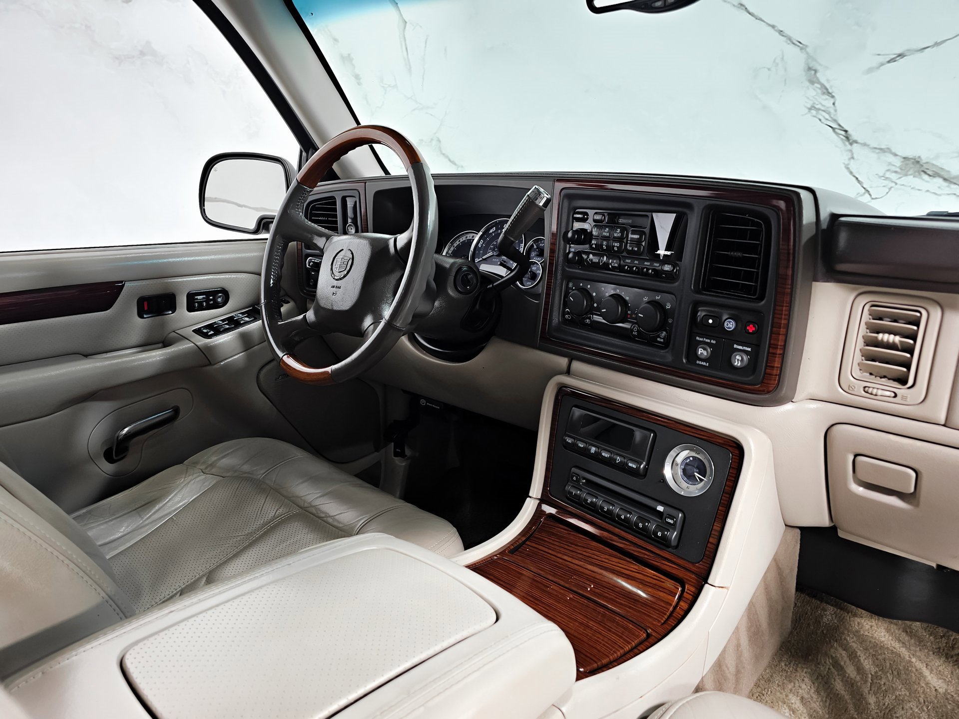 Used 2002 Cadillac Escalade AWD image 3