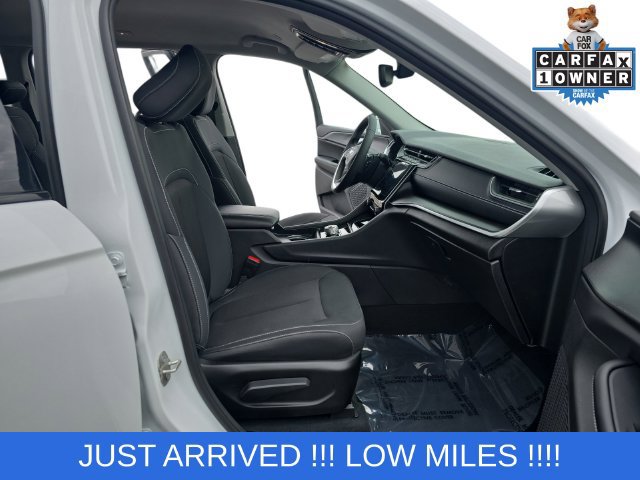 Used 2023 Jeep Grand Cherokee Laredo AWD/4WD image 9