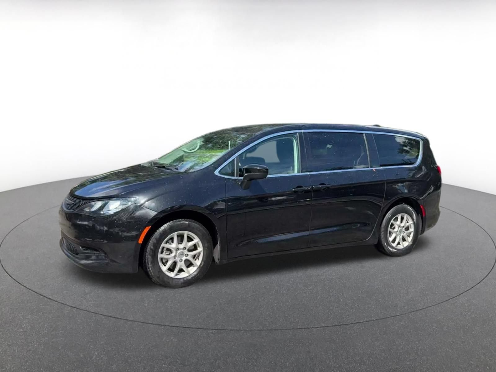 Used 2024 Chrysler Voyager LX FWD image 7