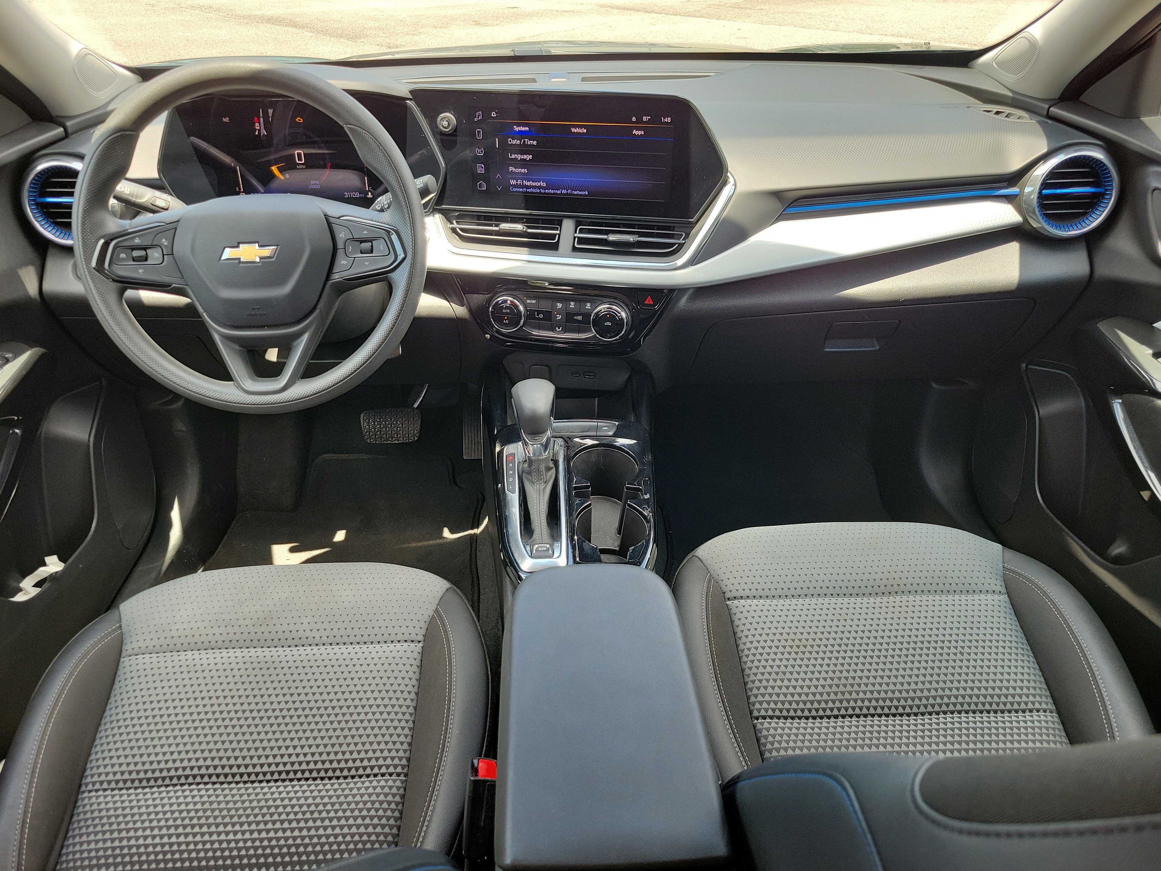 Used 2025 Chevrolet Trax LT FWD image 8