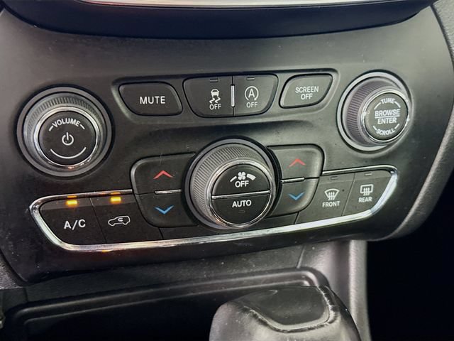 Used 2022 Jeep Cherokee Trailhawk AWD/4WD image 14