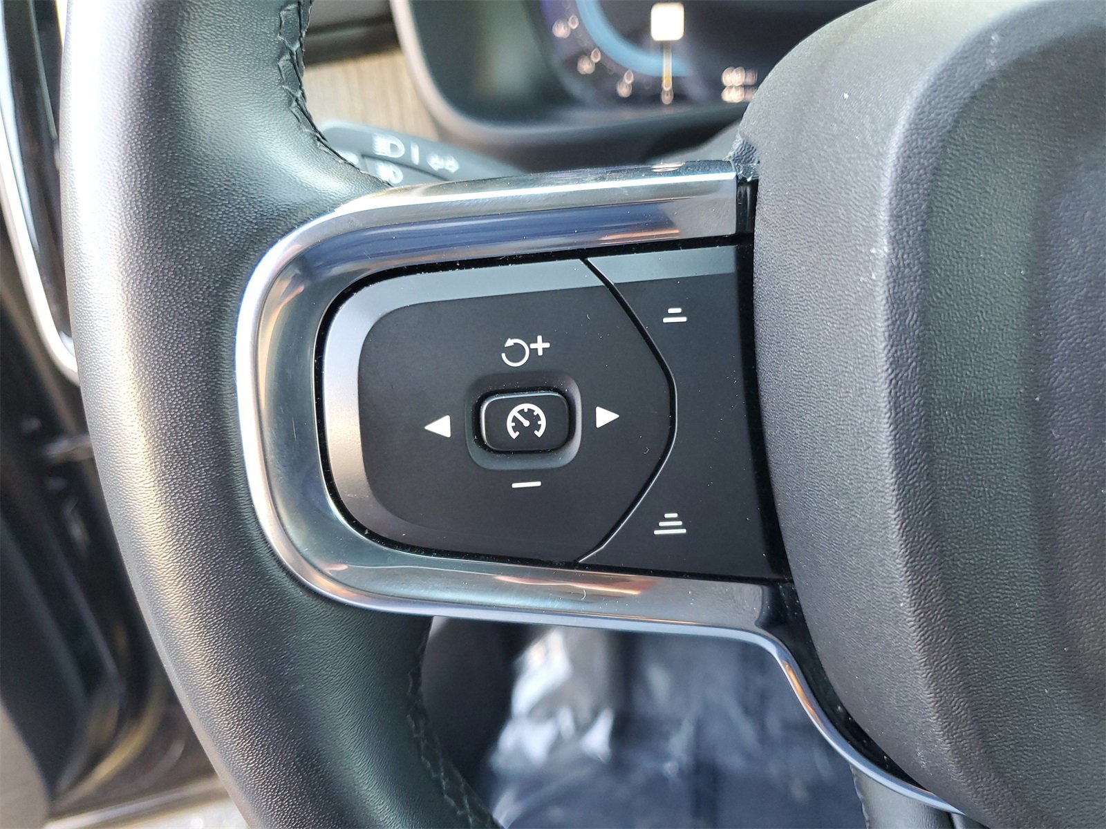 Used 2023 Volvo XC40 B5 Plus w/ Driver Assist Package image 12