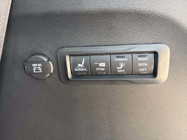 New 2027 Chrysler Pacifica Pinnacle w/ Theater Group AWD/4WD image 28