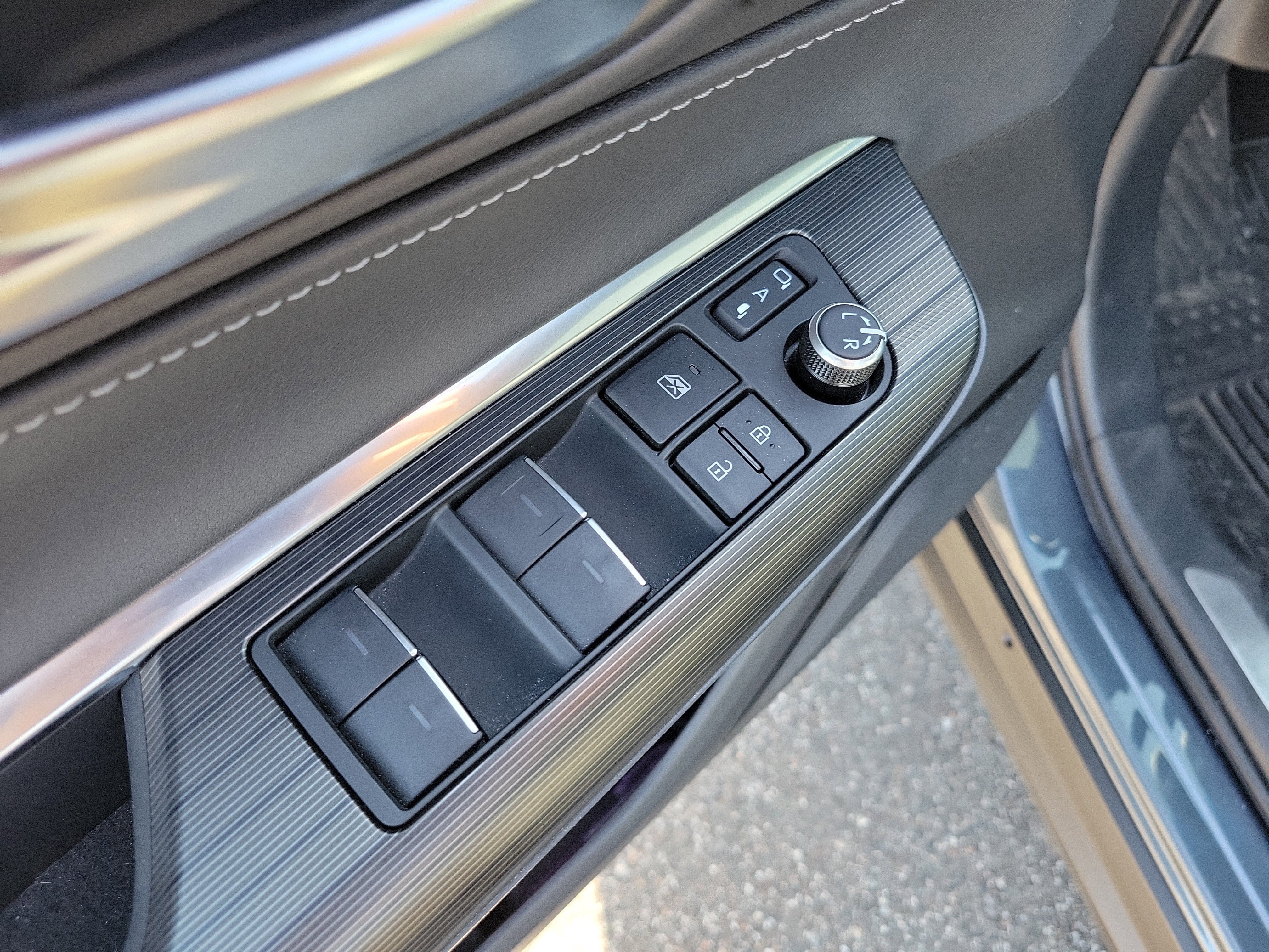 Used 2024 Toyota Venza Limited image 22