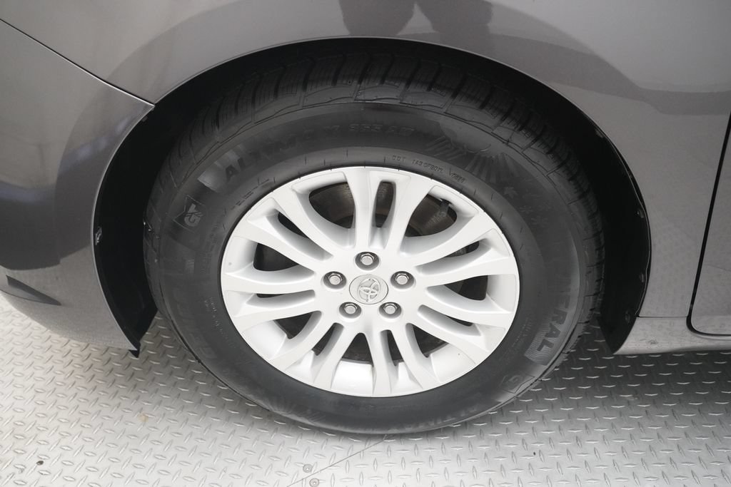 Used 2014 Toyota Sienna XLE FWD image 27