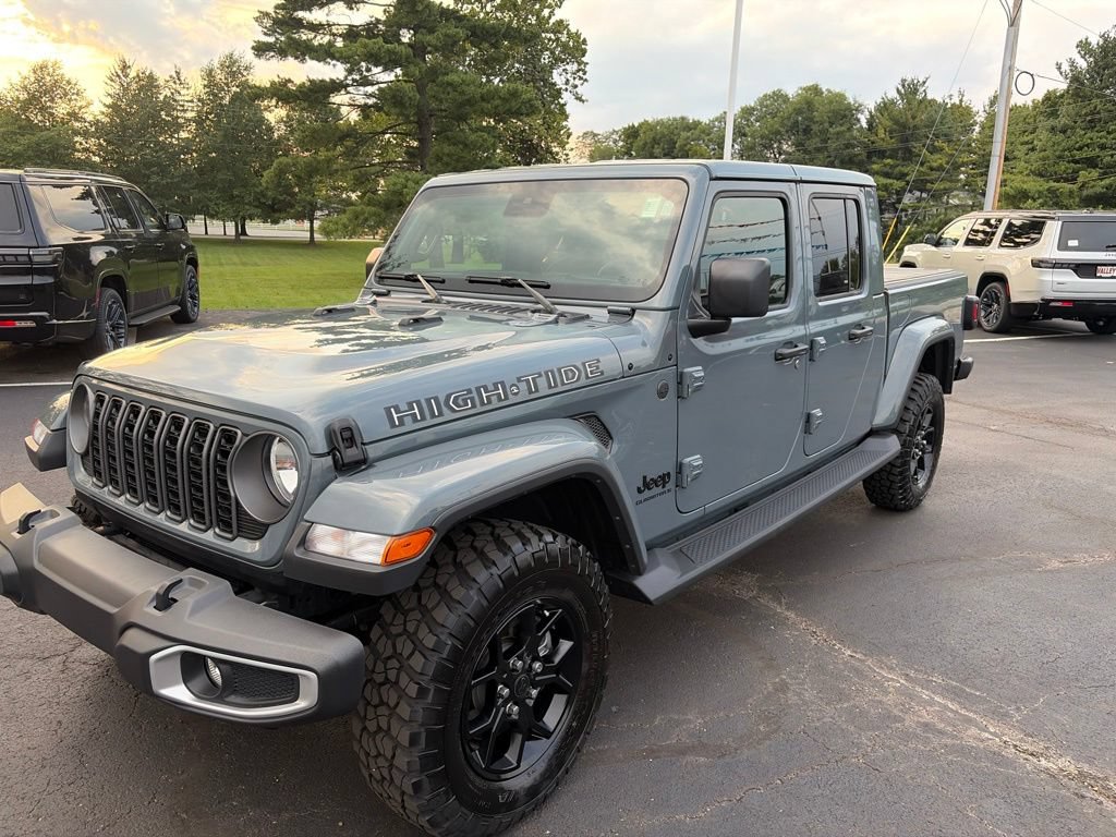 Used 2025 Jeep Gladiator Sport AWD/4WD image 2