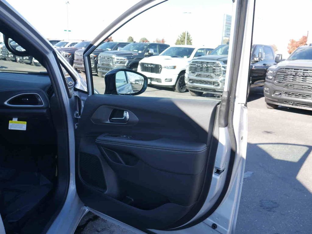 New 2026 Chrysler Pacifica Select image 22