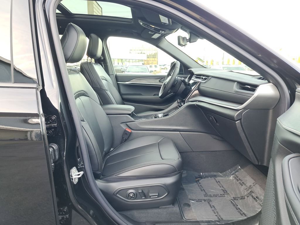 New 2025 Jeep Grand Cherokee L Limited w/ Luxury Tech Group II image 17