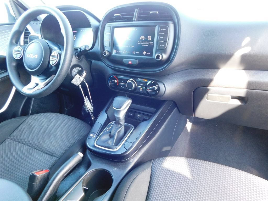 Used 2025 Kia Soul LX w/ LX Technology Package FWD image 17