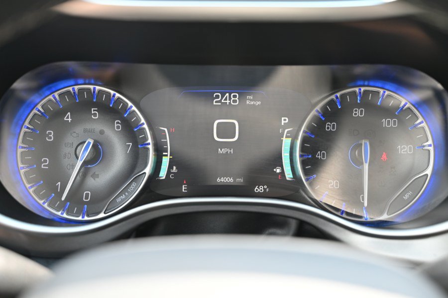 Used 2024 Chrysler Pacifica Touring-L FWD image 24