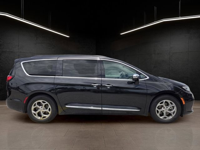 Used 2023 Chrysler Pacifica Limited FWD image 8