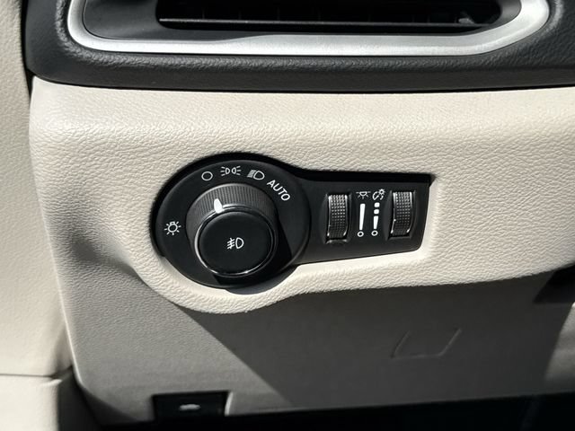 Used 2023 Chrysler Pacifica Touring-L FWD image 32