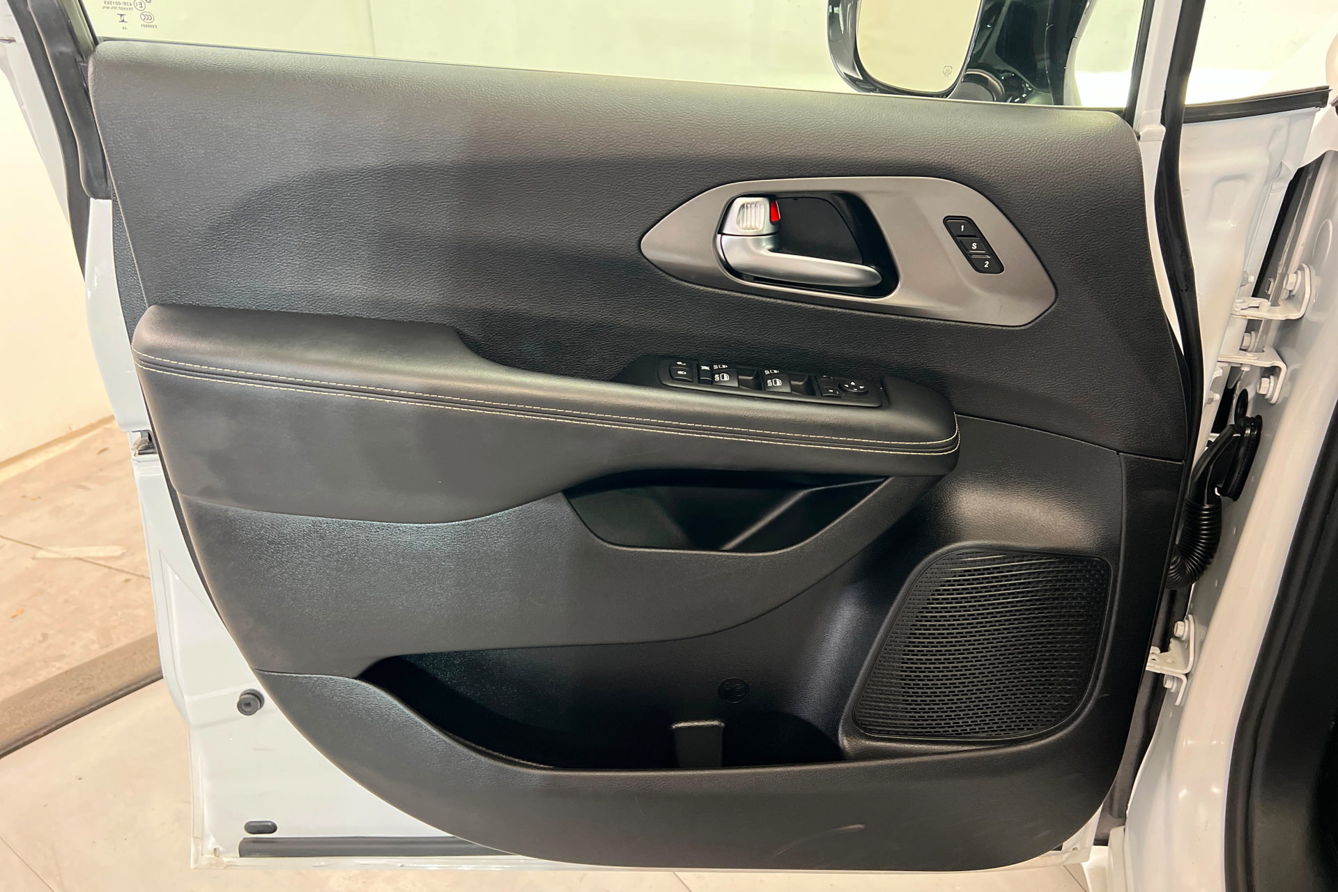 Certified 2025 Chrysler Pacifica Select FWD image 15