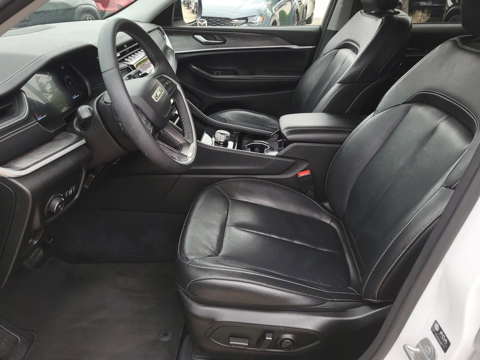 Used 2023 Jeep Grand Cherokee Limited w/ Black Appearance Package image 17