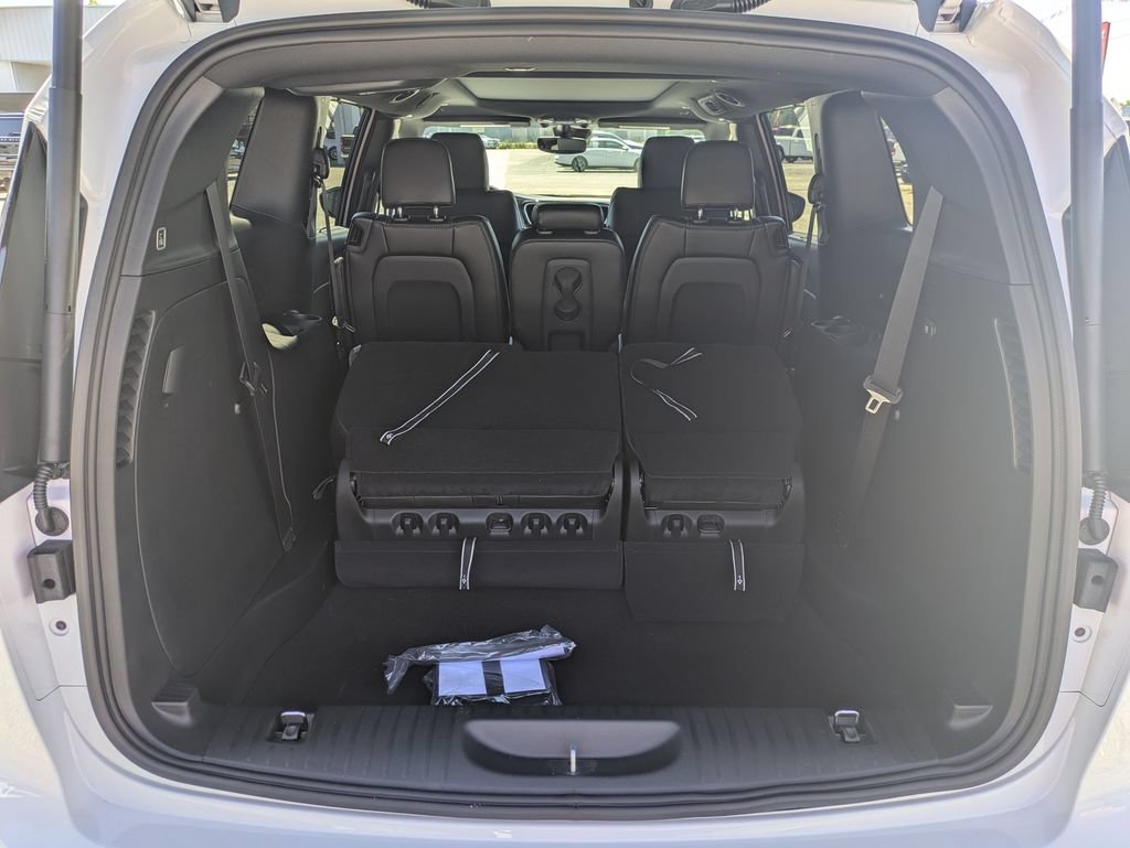New 2027 Chrysler Pacifica Select w/ Family Tech Group FWD image 26