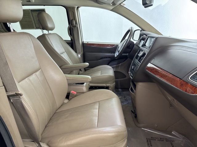 Used 2015 Chrysler Town & Country Touring image 25