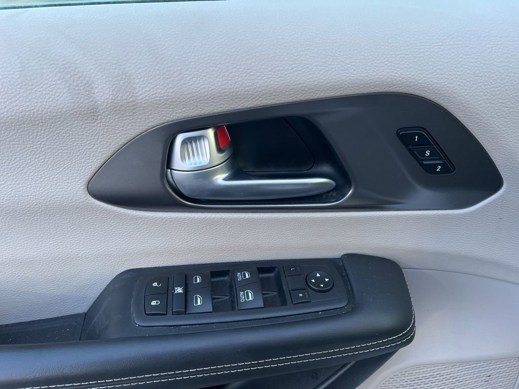 Used 2024 Chrysler Pacifica Touring-L image 9