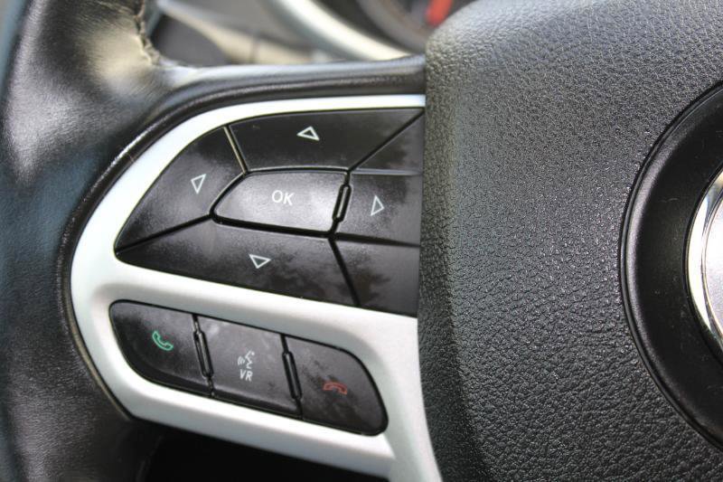 Used 2017 Jeep Cherokee Trailhawk AWD/4WD image 26