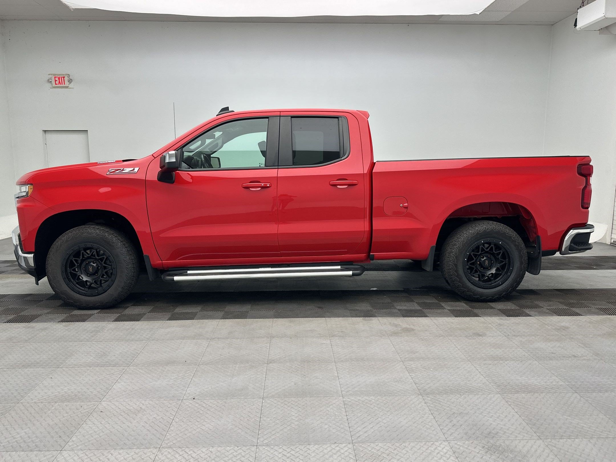 Used 2022 Chevrolet Silverado 1500 LT w/ Z71 Off-Road Package AWD/4WD image 2
