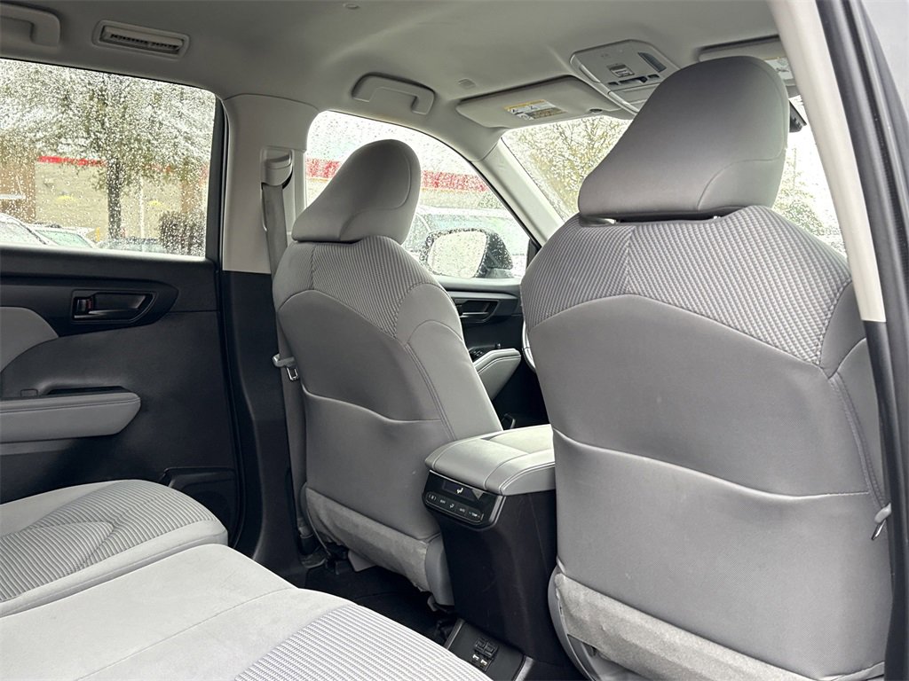 Used 2021 Toyota Highlander LE image 19