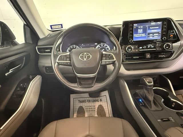 Used 2022 Toyota Highlander XLE FWD image 16