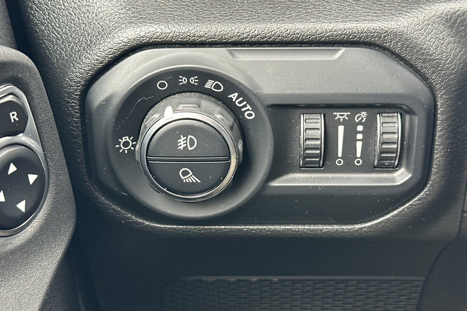 Certified 2022 Jeep Gladiator Overland w/ Safety Group image 30