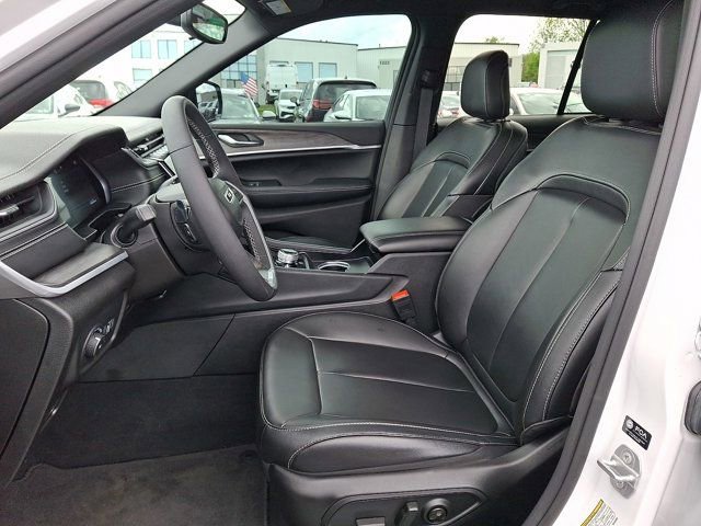 Certified 2024 Jeep Grand Cherokee Limited w/ Black Appearance Package AWD/4WD image 17