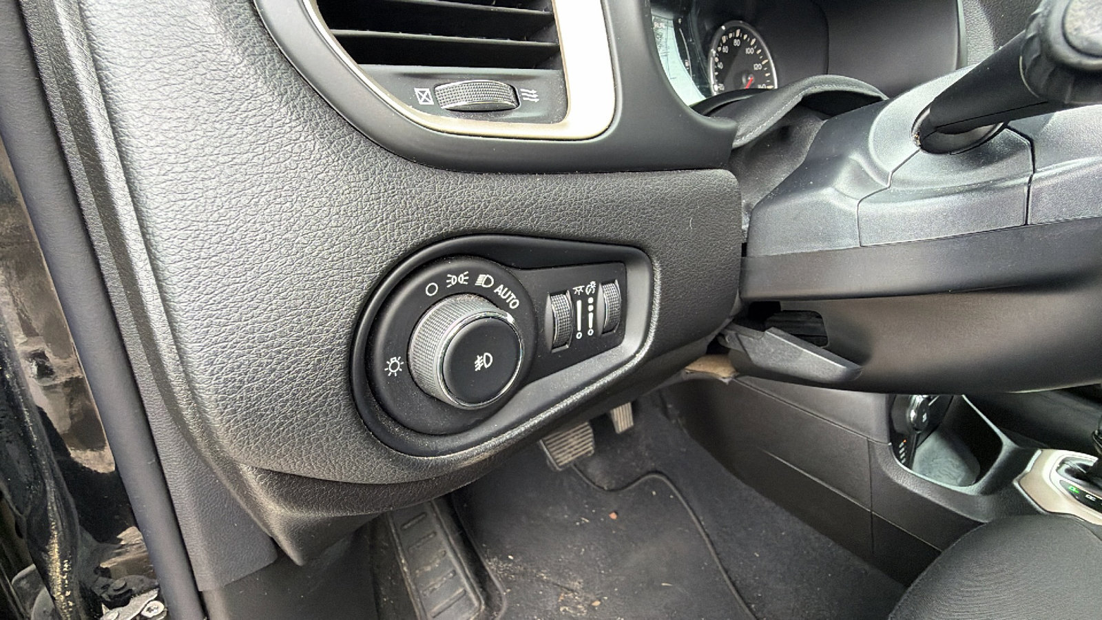 Used 2017 Jeep Renegade Latitude AWD/4WD image 25
