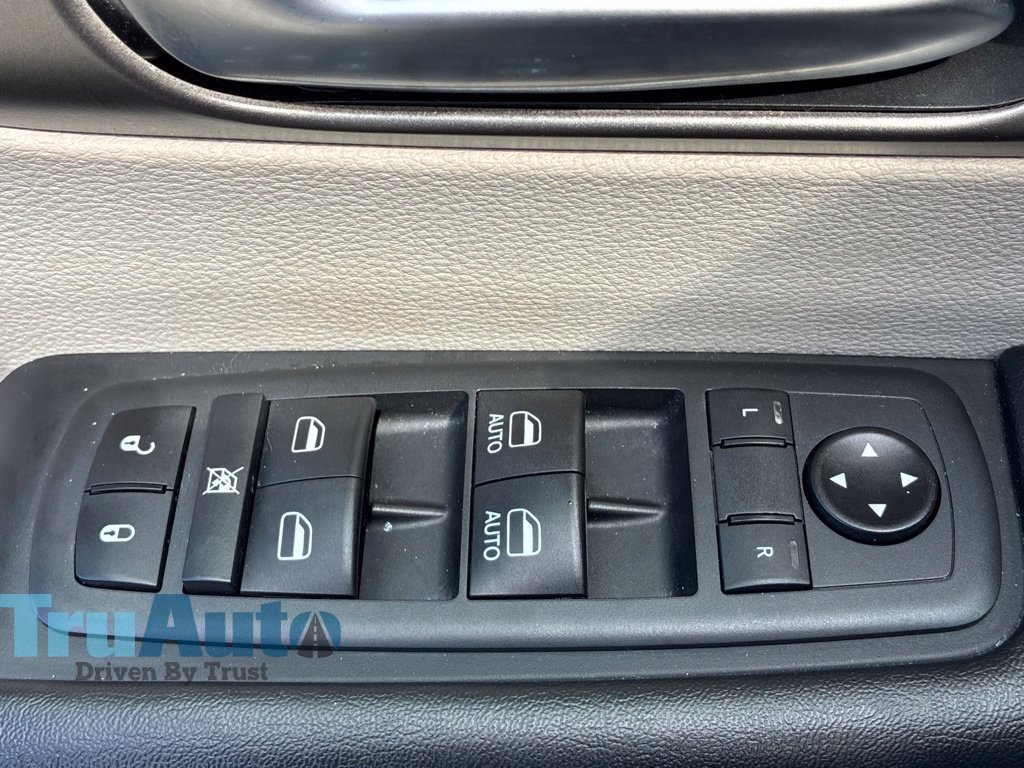 Used 2020 Chrysler Pacifica Touring w/ Tire & Wheel Group FWD image 21