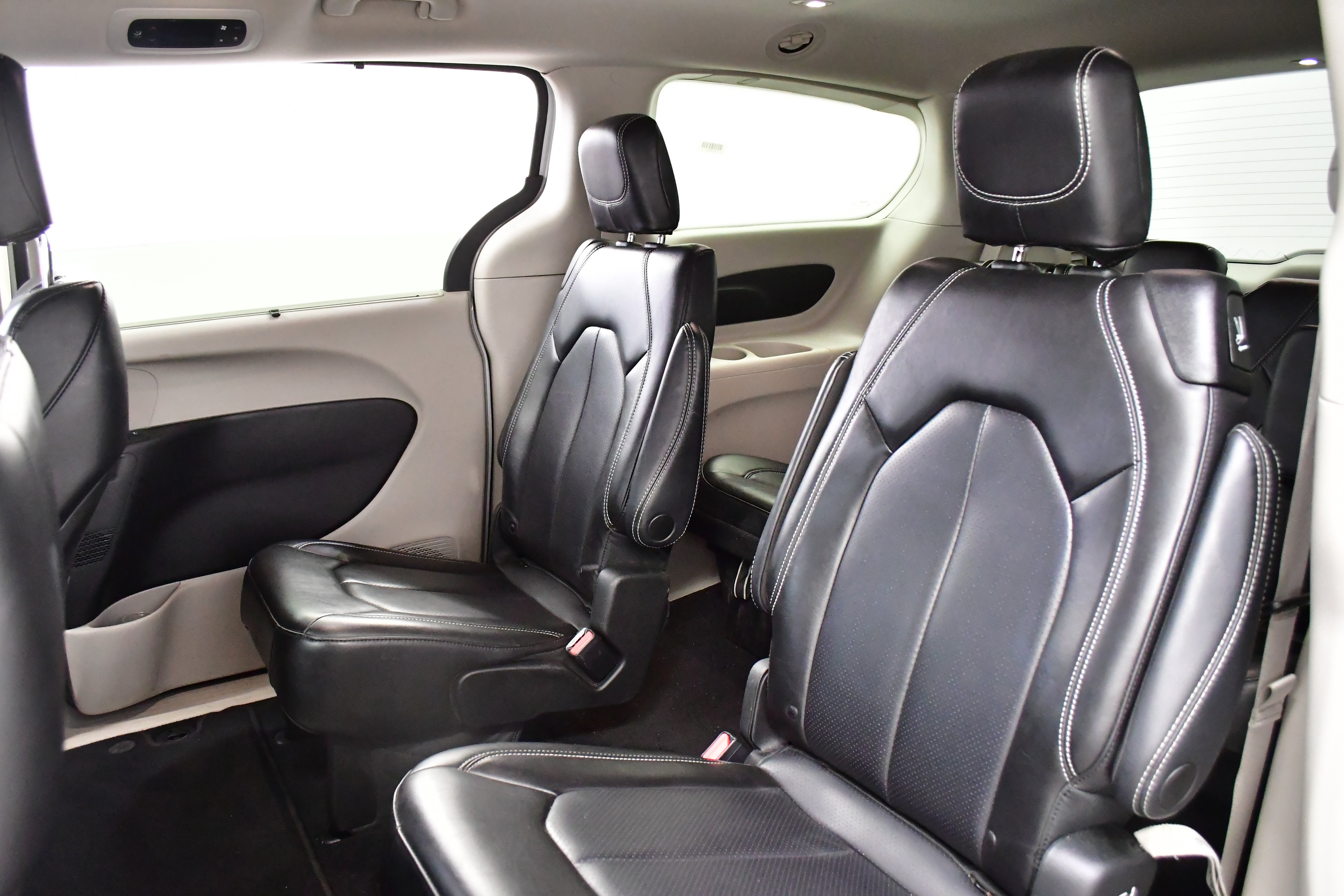 Used 2023 Chrysler Pacifica Touring-L FWD image 11