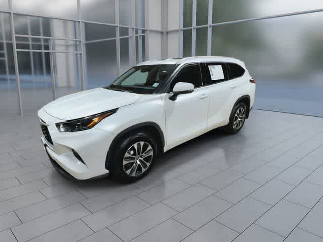Used 2022 Toyota Highlander XLE AWD/4WD image 4