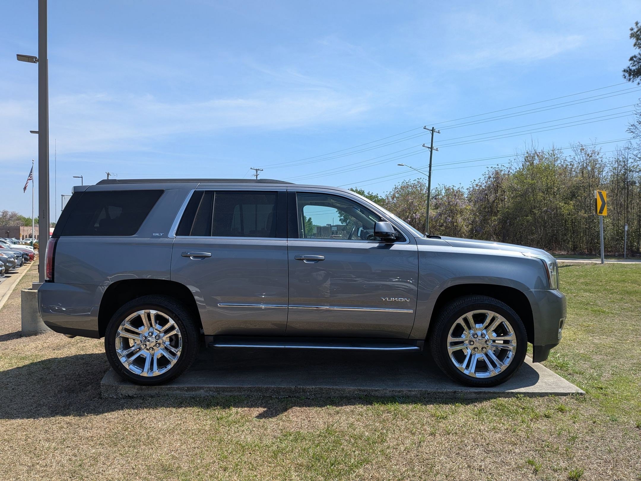 Used 2019 GMC Yukon SLT w/ Premium Edition image 2